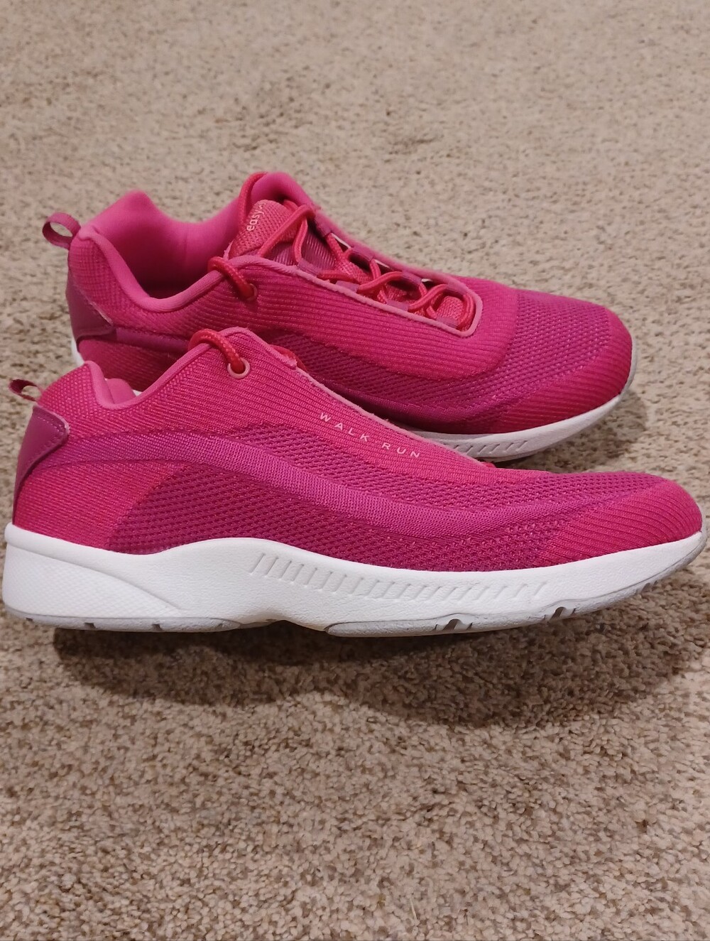 Easy Spirit Romy walking shoe Sneakers in a vibrant pink. Womens Size 8.5